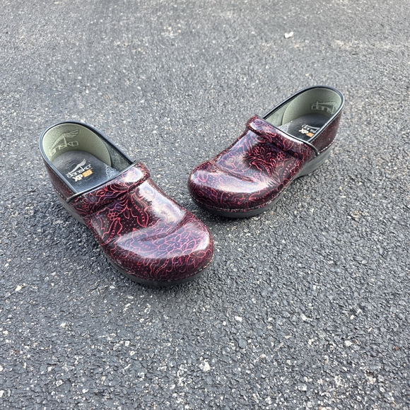 Dansko XP 2.0 Embossed Black Pink Floral Leather Clogs Women sz EU 41/ 10.5 US - Picture 1 of 5